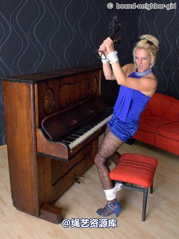 bound-neighbor-girl - Julia on piano part 1 第 43 张图片