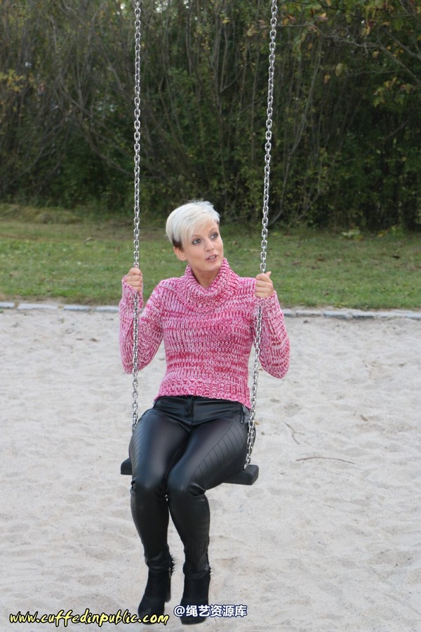 girlsinsteel - Handcuffed at the childs swing 第 1 张图片