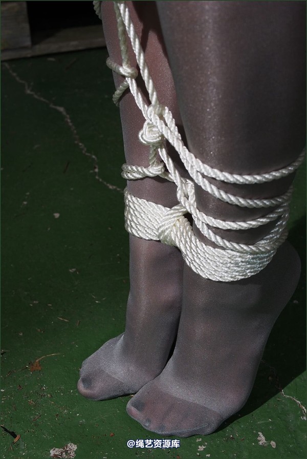 simplytied - Trisha in rope harness 第 31 张图片