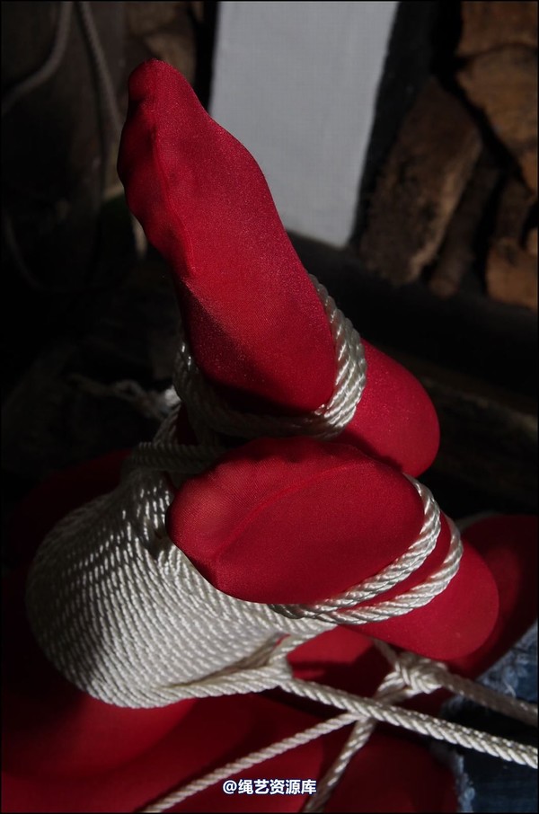 simplytied - Trisha back in red tights 第 37 张图片
