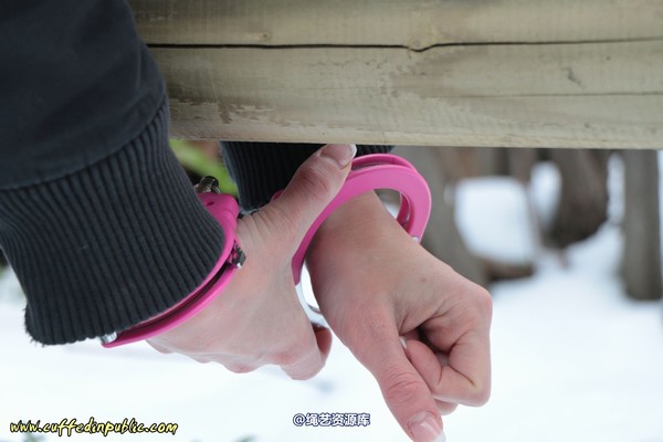 girlsinsteel - Cuffed at the parking area 第 59 张图片