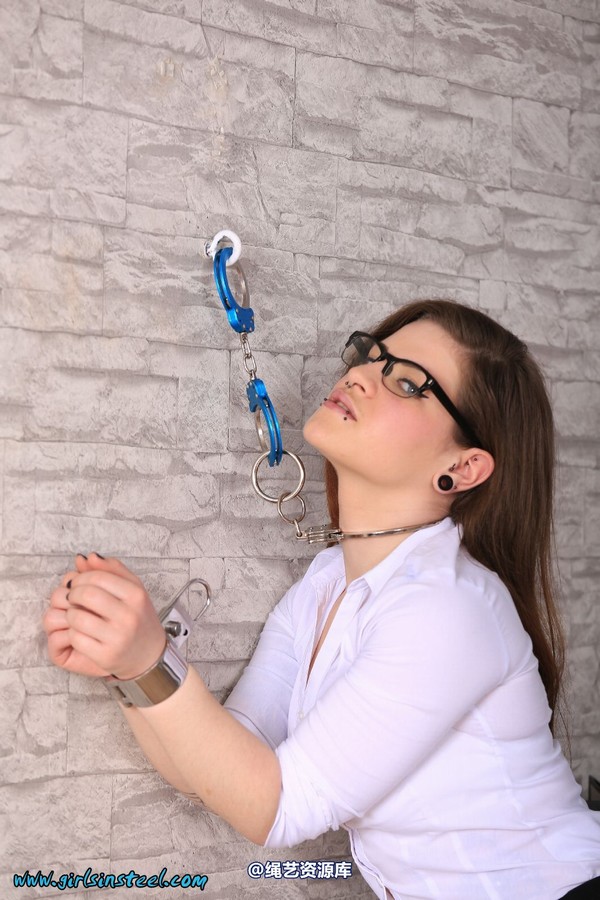 girlsinsteel - Business woman secured to the wall 第 67 张图片