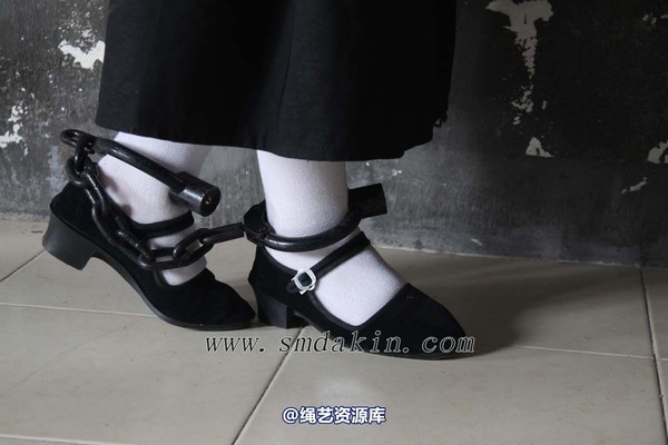 锐度主张 - 黑布鞋白袜镣铐模特：小芳 第 31 张图片