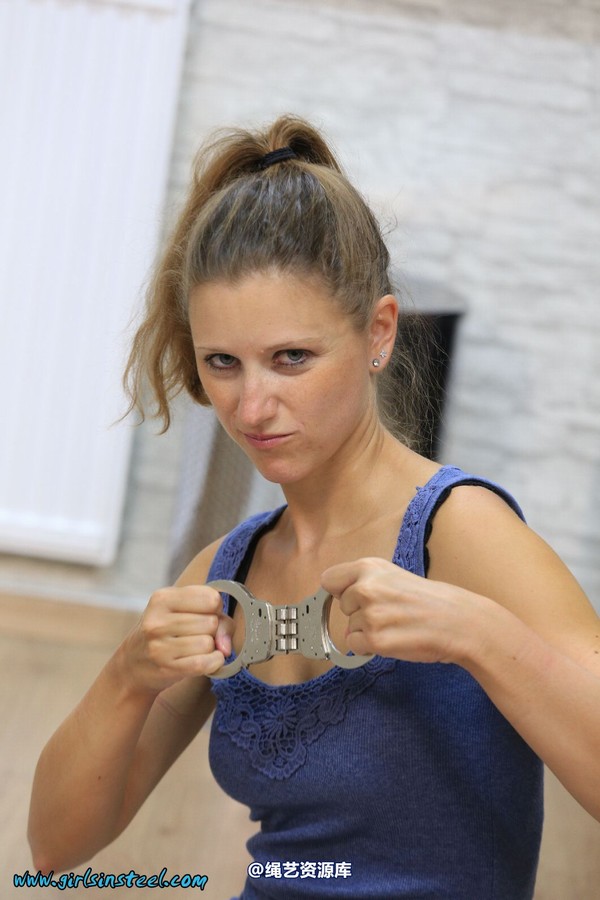 girlsinsteel - Sophia barfeet and hogcuffed 第 8 张图片