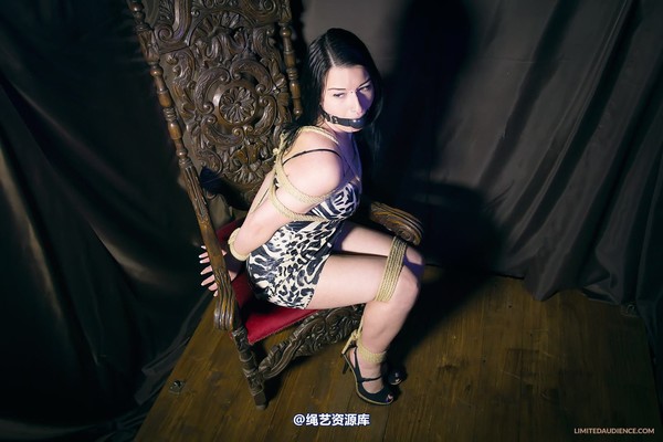 limitedaudience - 2013 stacey von tied on throne 第 8 张图片