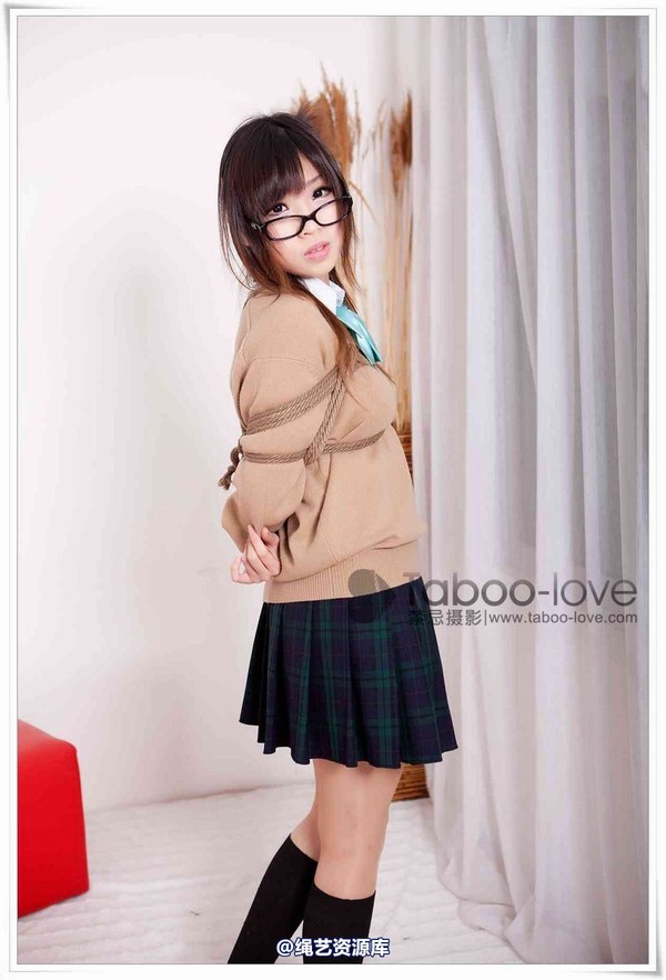 禁忌摄影 - No.040 小�� �W生制服眼�R娘 第 1 张图片