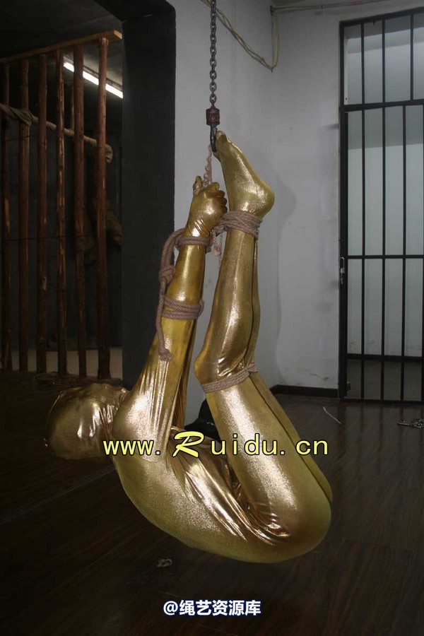 锐度主张 - 20070928第35期 影片胶衣紧缚悬吊图片 第 104 张图片