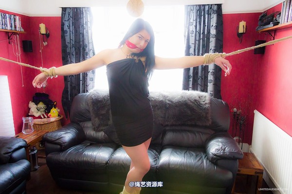 limitedaudience - 2014 stacey von stretched out in the lounge 2 第 10 张图片