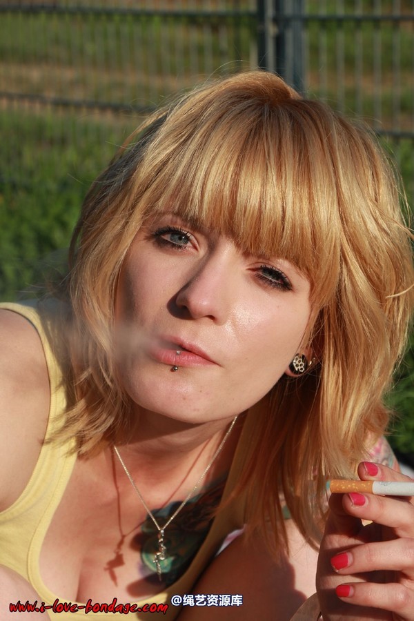 girlsinsteel - Smoking with handcuffs 第 17 张图片