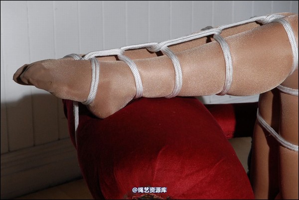 simplytied - RR gets tied to couch 第 25 张图片