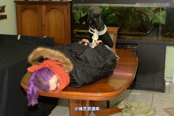 bound-neighbor-girl - Zora in winter jacket tied 1 第 32 张图片