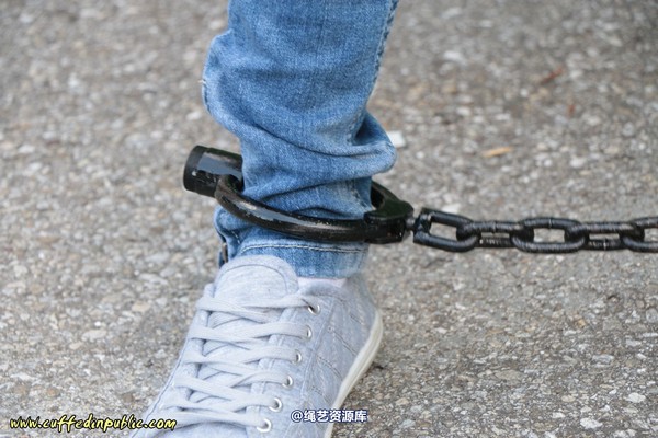 girlsinsteel - Cuffed to a heavy container 第 66 张图片