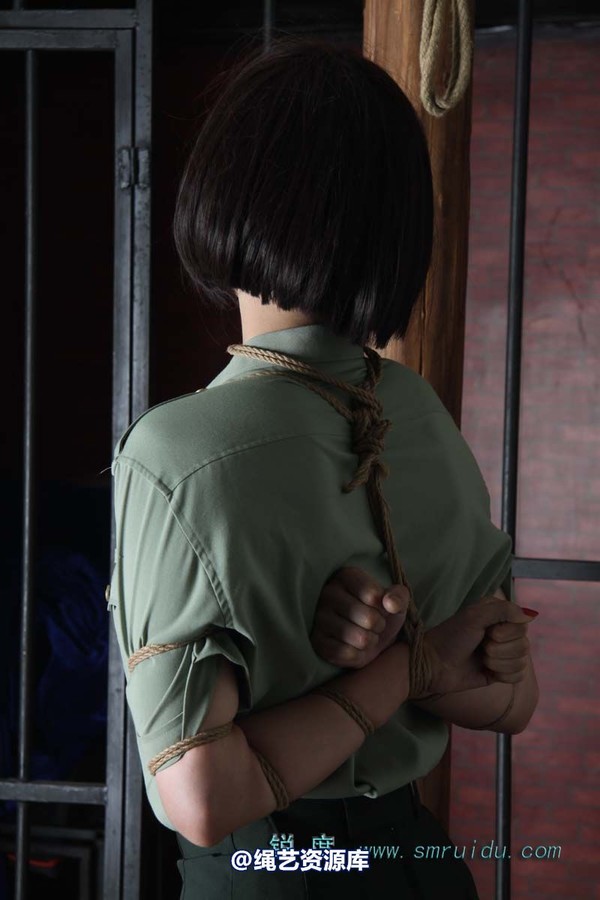 锐度主张 - 军服五花模特：碧菡 第 16 张图片