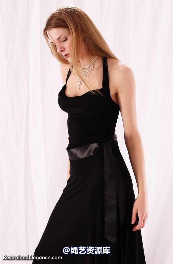 restrainedelegance - Little black dress, cold steel shackles (part one) 第 6 张图片