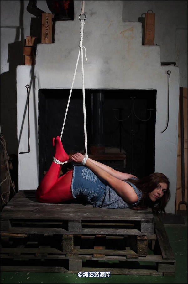 simplytied - Trisha back in red tights 第 12 张图片
