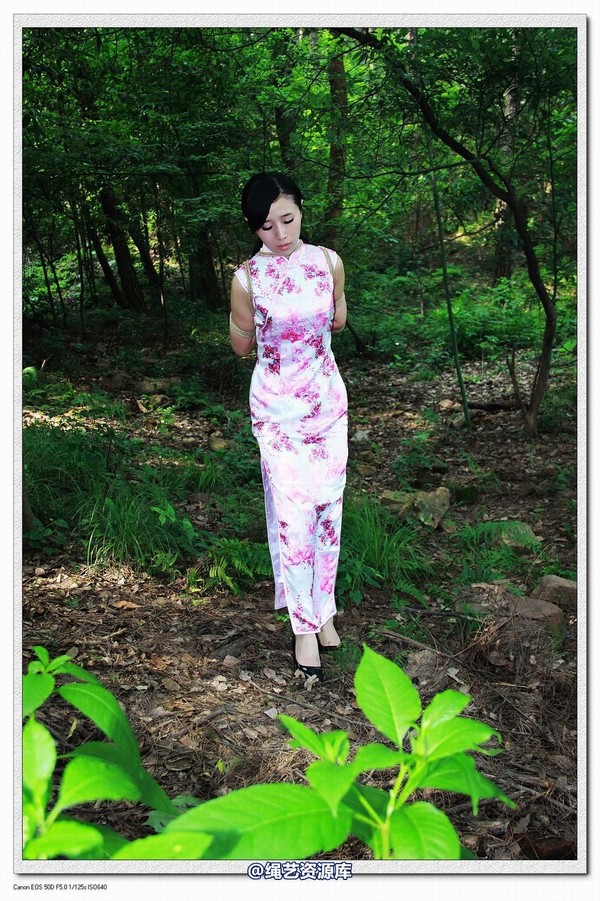 神艺缘 - 293-树林里的旗袍少女 第 32 张图片