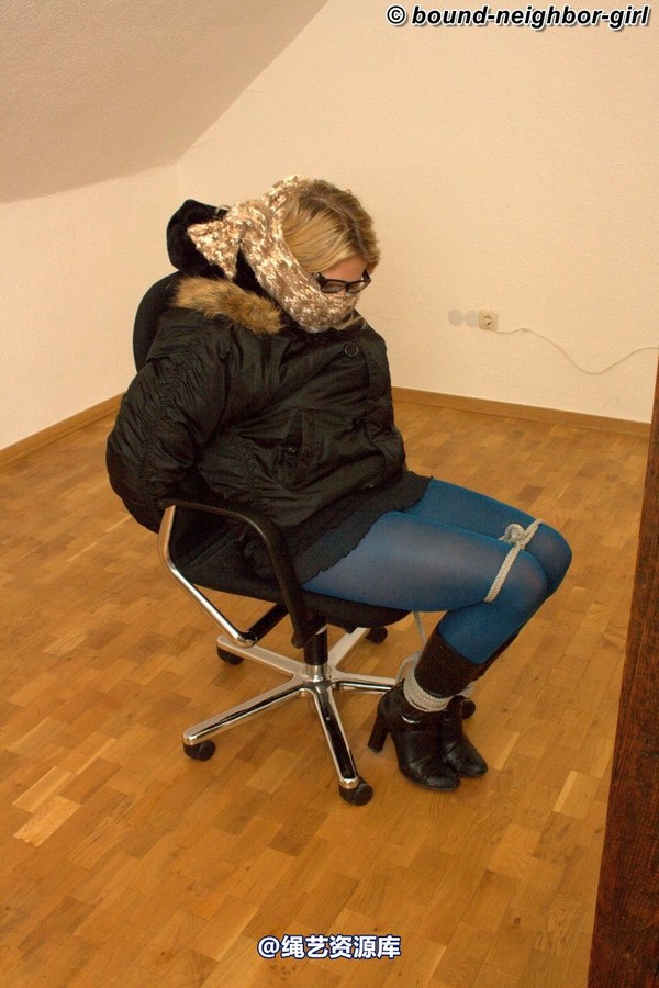bound-neighbor-girl - Julia - Tied up in the office 1 第 31 张图片
