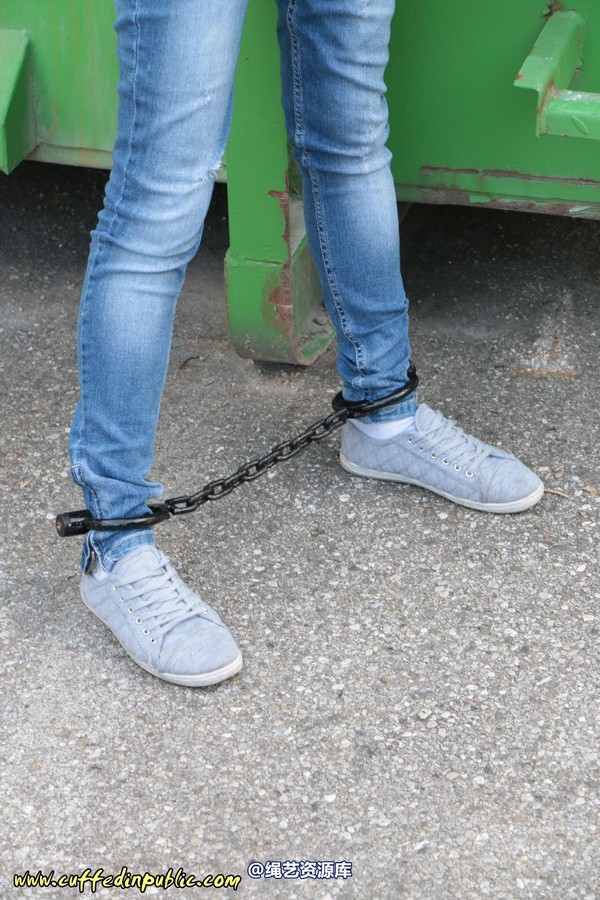 girlsinsteel - Cuffed to a heavy container 第 76 张图片