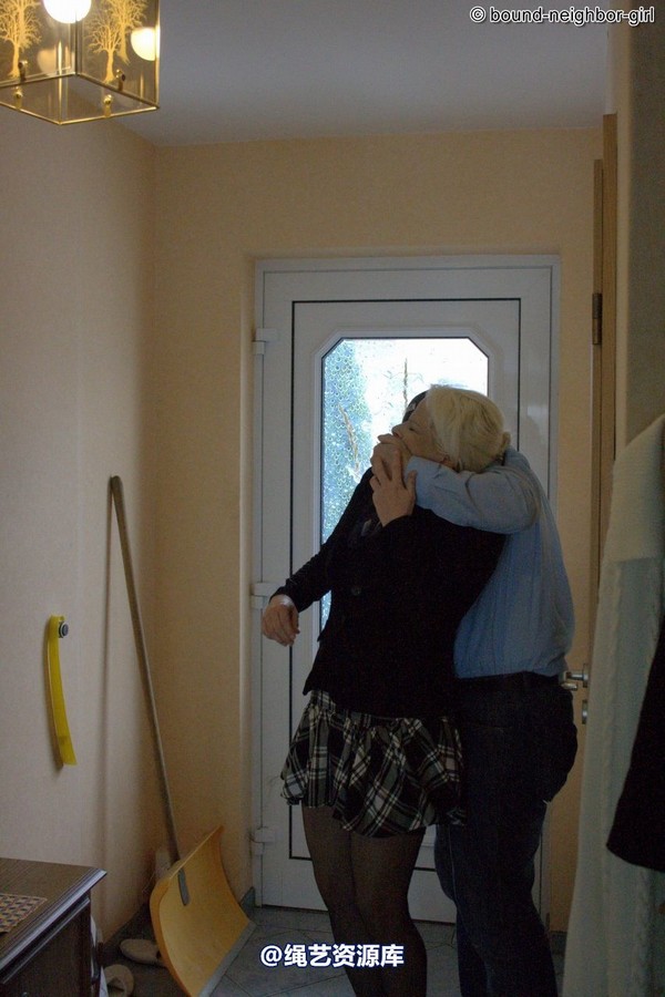 bound-neighbor-girl - Elena - robbery in the apartment 第 2 张图片