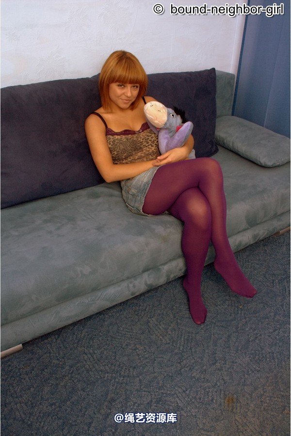 bound-neighbor-girl - An afternoon with Guest Helena part 1 第 6 张图片