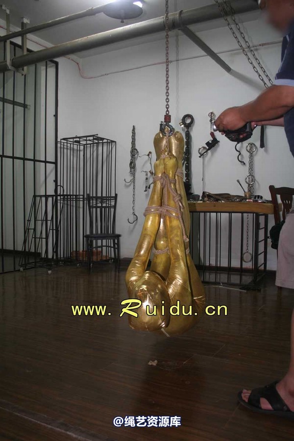 锐度主张 - 20070928第35期 影片胶衣紧缚悬吊图片 第 89 张图片