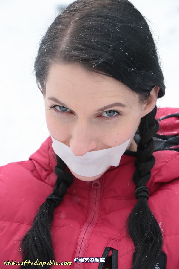 girlsinsteel - Cuffed in the snow 第 9 张图片