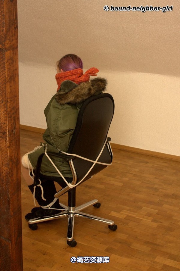 bound-neighbor-girl - Zora - Tied up at the office 第 15 张图片