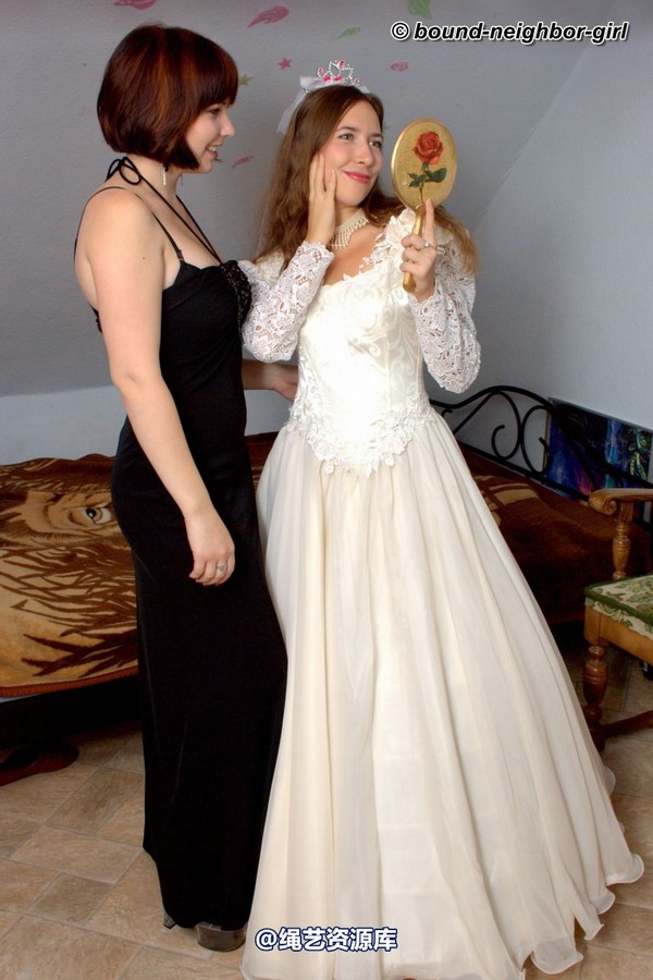 bound-neighbor-girl - Leoni and Valentina - Friend of the Bride 1 第 8 张图片