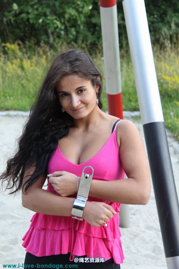 girlsinsteel - Cuffed at the playground(1) 第 1 张图片