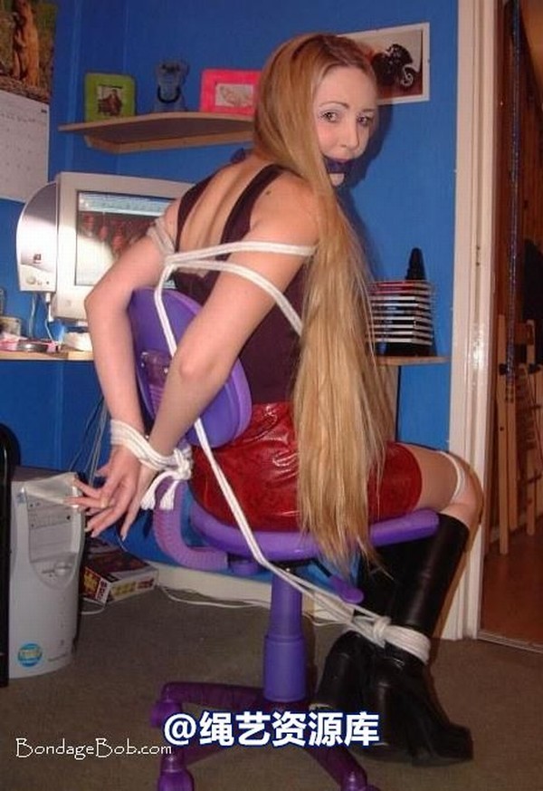 bondagebob - Chanta Rose Bound at her computer 第 22 张图片