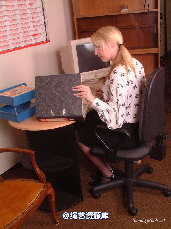 bondagebob - Missey Late at the office 第 3 张图片