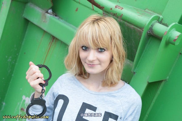 girlsinsteel - Cuffed to a heavy container 第 16 张图片