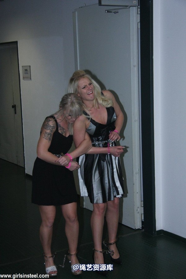 girlsinsteel - 2 girls walking in handcuffs 第 2 张图片