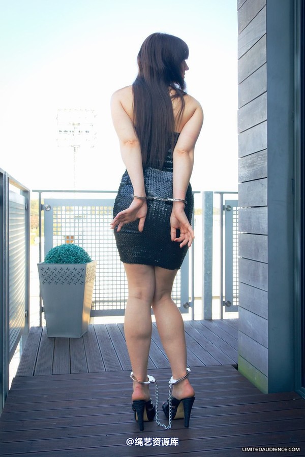limitedaudience - 2012 sapphire handcuffed on balcony 2 第 11 张图片