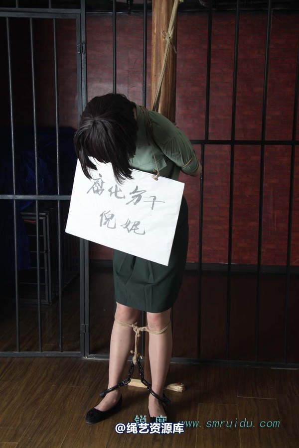 锐度主张 - 军服捆绑堵嘴挂牌模特：碧菡 第 24 张图片