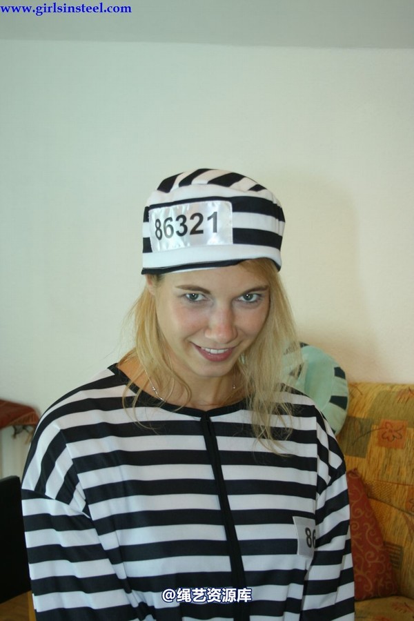 girlsinsteel - 2 dangerous girls as convicts 第 2 张图片