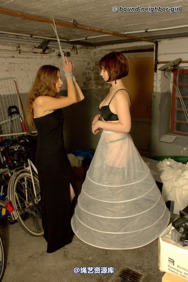 bound-neighbor-girl - Leoni and Valentina - Friend of the Bride 1 第 19 张图片