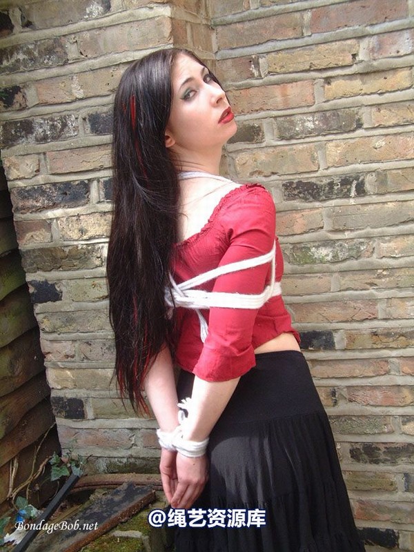 bondagebob - Lydia Tied Outdoors 第 6 张图片
