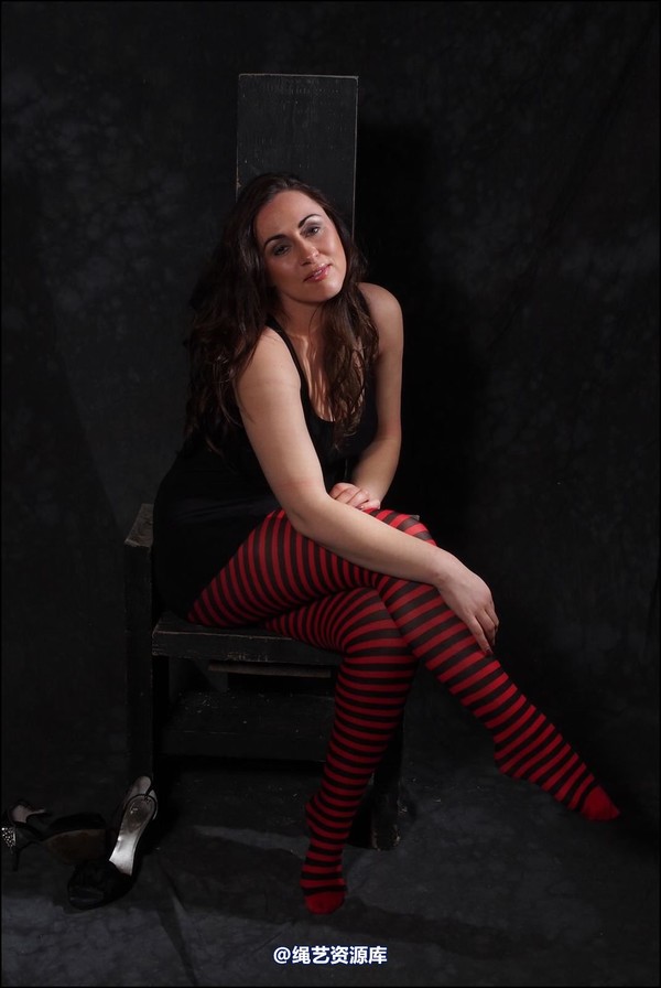 simplytied - Red and Black tights tied 第 4 张图片