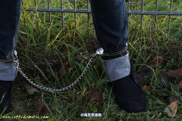 girlsinsteel - Cold day in handcuffs 第 82 张图片