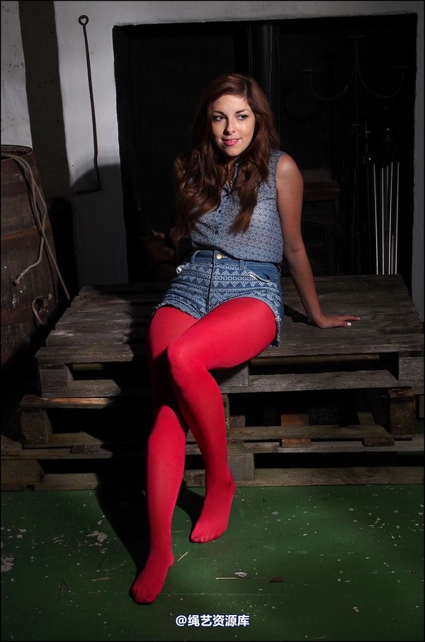simplytied - Trisha back in red tights 第 1 张图片