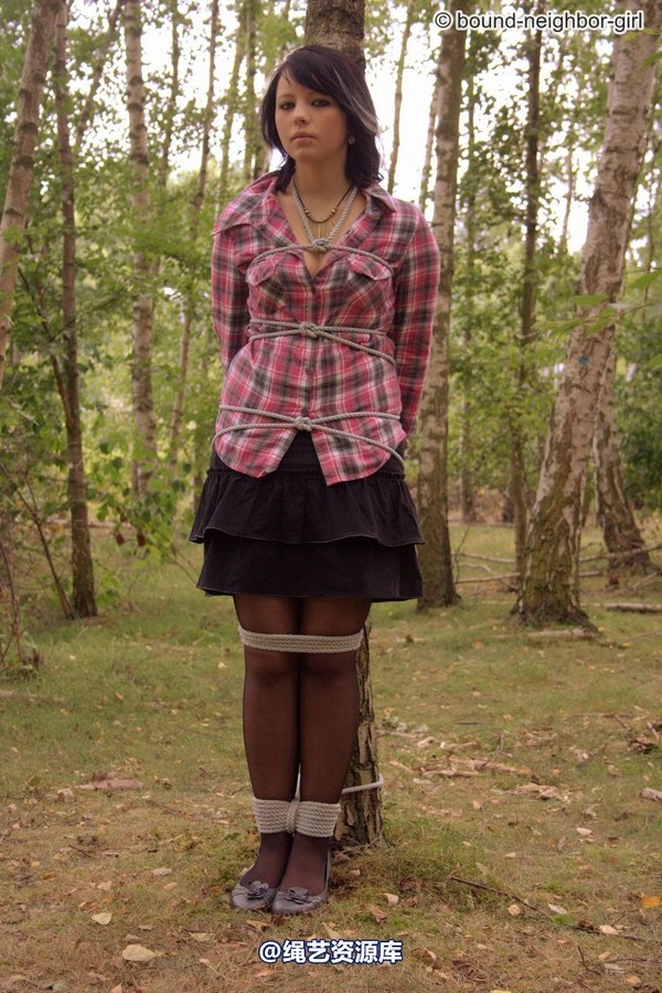 bound-neighbor-girl - Nadine - Adventure in the woods part 1 第 11 张图片