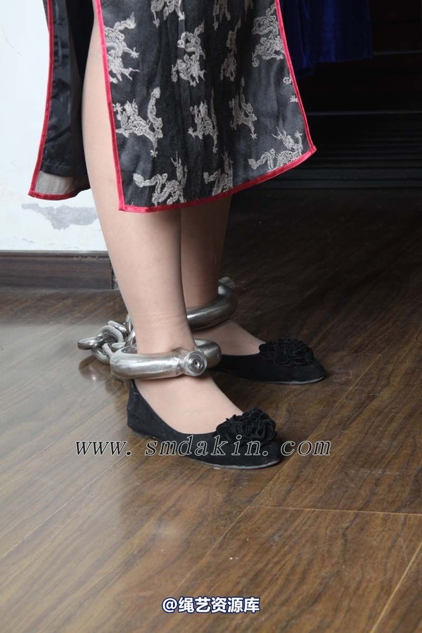 锐度主张 - 带重镣的旗袍女囚模特：碧菡 第 30 张图片
