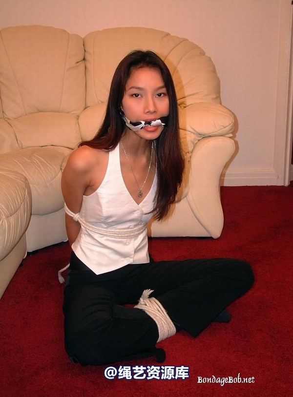 bondagebob - Kitti Crossed Legs 第 1 张图片