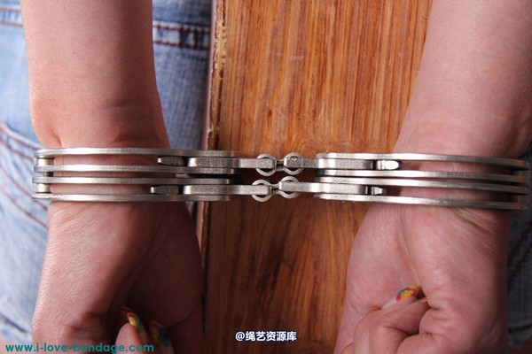girlsinsteel - Multiple handcuffed at the beam 第 111 张图片