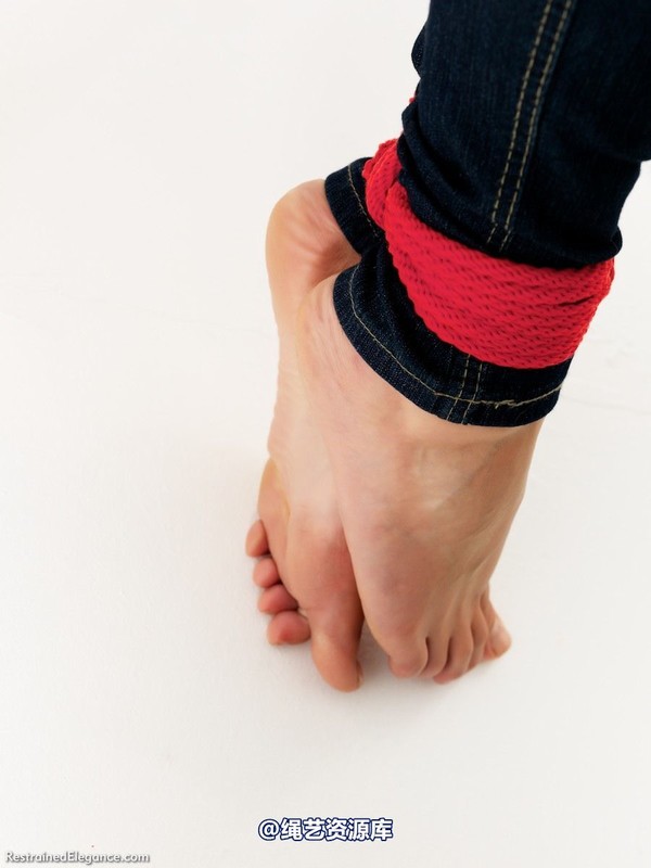 restrainedelegance - Heidi Barefoot in Blue Jeans 第 51 张图片
