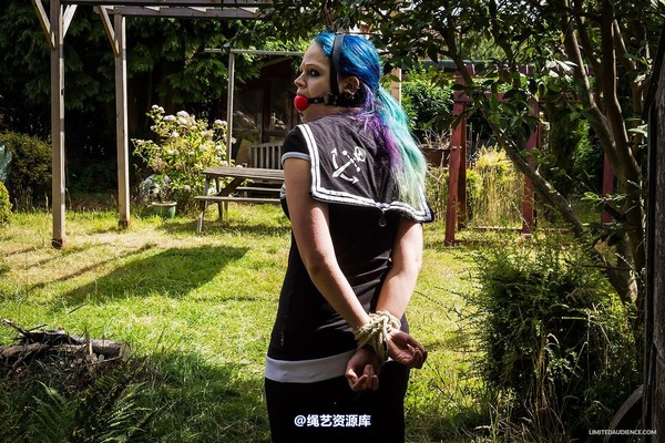 limitedaudience - 2014 beckykat walking captive 第 13 张图片