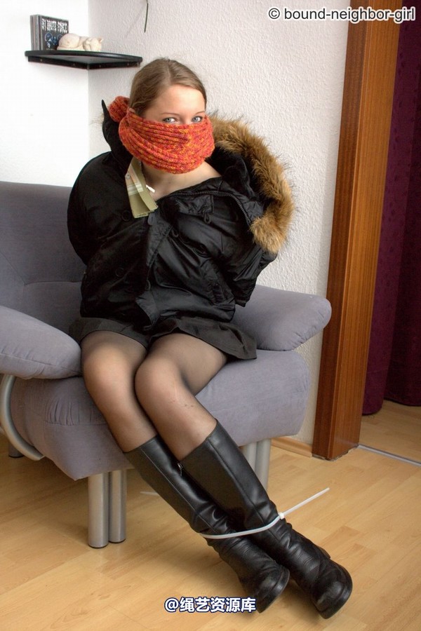 bound-neighbor-girl - Chantal and Tanja - Winterly Bondage 第 25 张图片