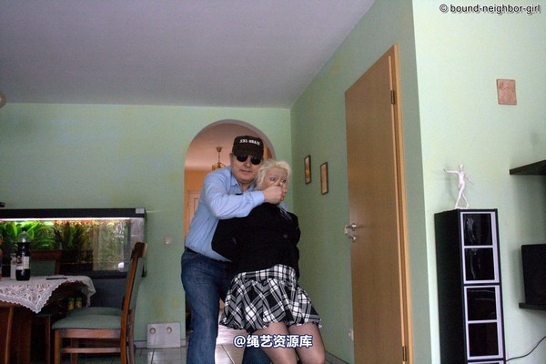 bound-neighbor-girl - Elena - robbery in the apartment 第 5 张图片