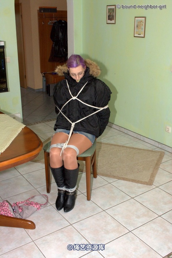 bound-neighbor-girl - Zora in winter jacket tied 1 第 16 张图片